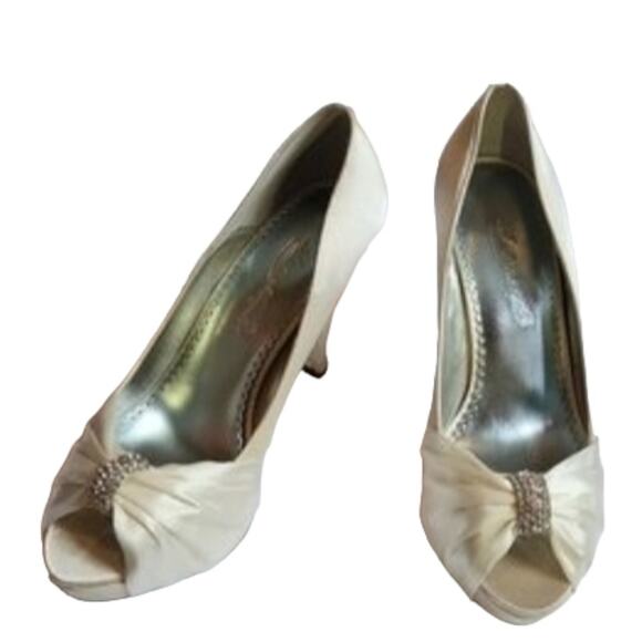 Beautiful Michaelangelo Diana ivory heels, size 7.5 - Picture 1 of 13